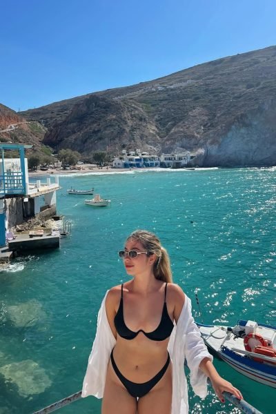 Lucía Cardona posando en una playa con vista al mar.