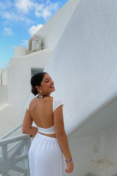 Lucía Pérez García posando en un entorno mediterráneo con conjunto blanco elegante, creando contenido UGC de moda, viajes y lifestyle.