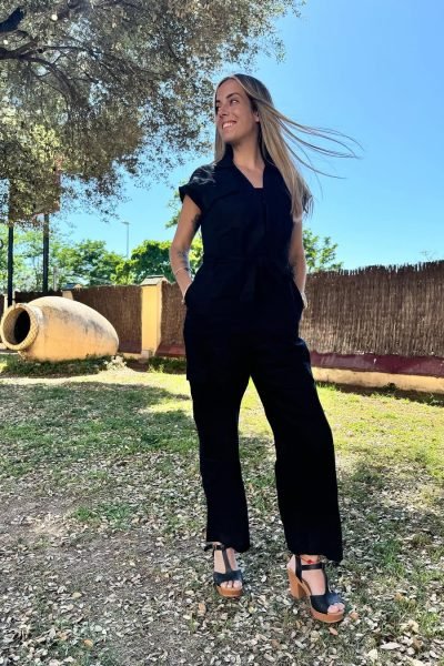 Maite Gañan UGC con vestido negro en paisaje exterior Agencia de marketing digital Brilla influencers y comunicación