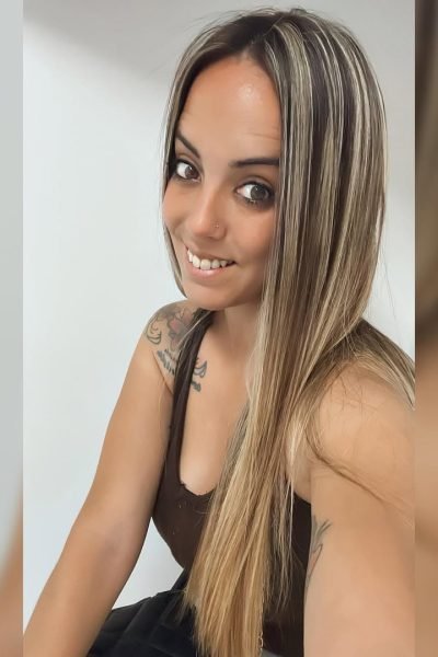 Maite Gañan UGC con cabello largo y sonriente Agencia de marketing digital Brilla influencers y comunicación