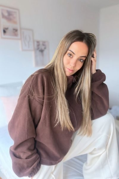 Maite Gañan UGC con look casual y relajado en habitación Agencia de marketing digital Brilla influencers y comunicación