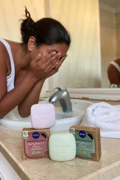 Mar Fontdecaba limpiando su rostro con limpiador facial sólido Naturally Clean de NIVEA en rutina de skincare UGC.