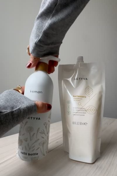 La creadora UGC Mar Fontdecaba muestra el sistema de refill sostenible de Kemon Actyva, destacando el cuidado del cabello y el compromiso con el medio ambiente.