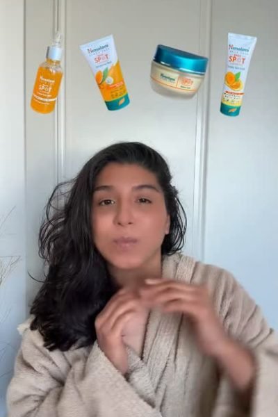 Mar Fontdecaba mostrando productos de skincare MartiDerm en contenido UGC de rutina facial.