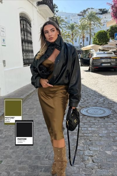 Mari López Jiménez posando con un conjunto en tonos tierra y negro, mostrando inspiración de moda basada en paletas de color.