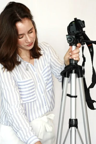 Maria Bruzón preparando equipo grabacion tripode contenido UGC