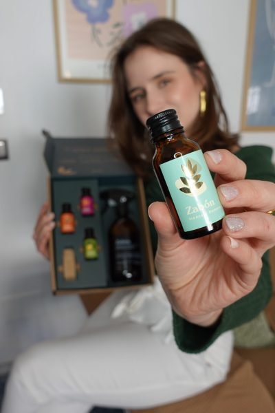 Maria Bruzón mostrando aceite esencial producto natural UGC bienestar