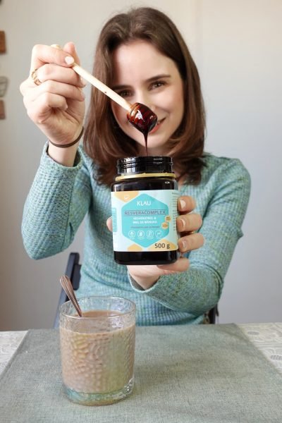 Maria Bruzón mostrando suplemento con miel contenido UGC salud