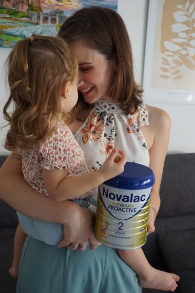 Maria Bruzón con niña promocionando producto infantil UGC familia