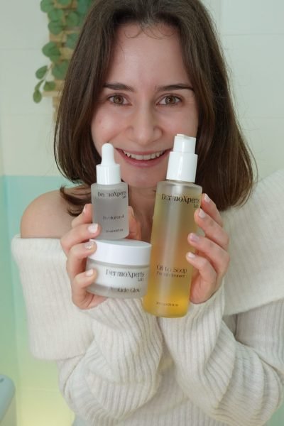 Maria Bruzón mostrando productos skincare rutina facial UGC belleza