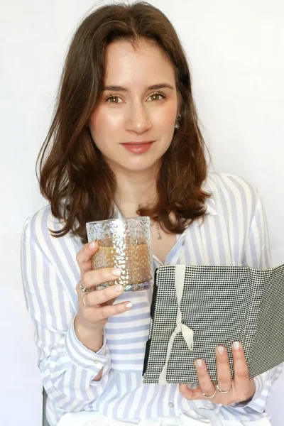 Maria Bruzón con bebida y agenda contenido UGC lifestyle rutina diaria