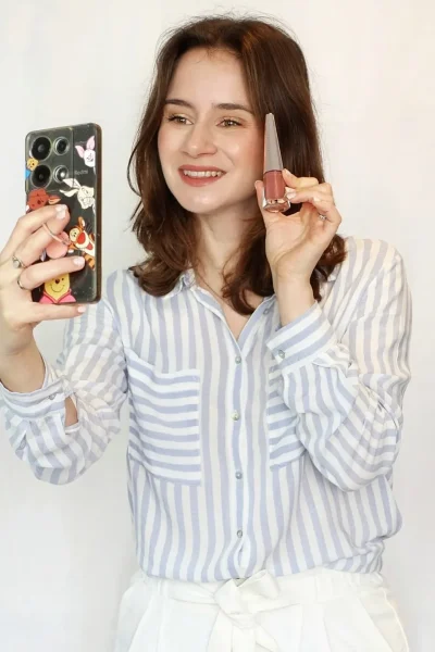 Maria Bruzón grabando contenido con movil promocion maquillaje UGC