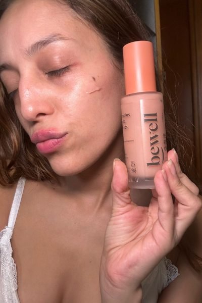 Maria Fernanda Hernandez aplicando producto facial de belleza, imagen UGC para la Agencia de marketing digital Brilla Influencers y Comunicación