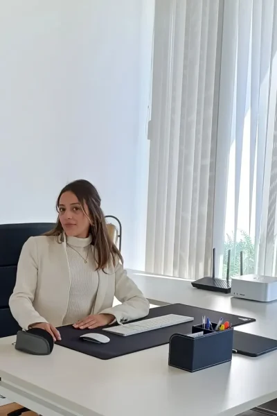 Maria Fernanda Hernandez en un entorno de oficina moderna, imagen profesional para la Agencia de marketing digital Brilla Influencers y Comunicación