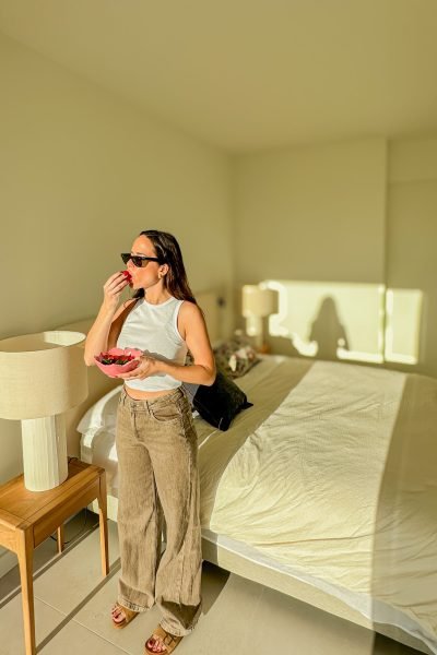 María Huidobro disfrutando de un desayuno saludable en una habitación luminosa con una estética minimalista y relajada.