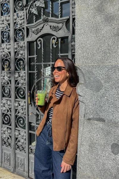 María Huidobro disfrutando de una bebida de matcha en una calle urbana, con un look casual y moderno.