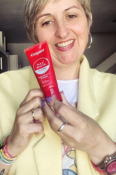 María Moldes Blanco mostrando un dentífrico Colgate Max White Ultra, sonrisa natural, contenido lifestyle y familiar.