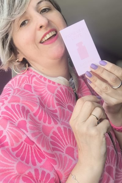 María Moldes Blanco mostrando un perfume Forever Love, UGC lifestyle y beauty, contenido natural y cercano.