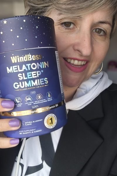María Moldes Blanco mostrando Melatonin Sleep Gummies de WindBoss, contenido UGC lifestyle y bienestar.