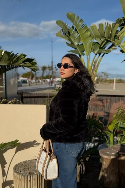 María Montero Martínez posando en exterior con chaqueta negra y bolso
