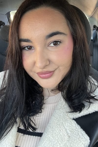 María Montero Martínez mostrando look natural de maquillaje y estilo casual
