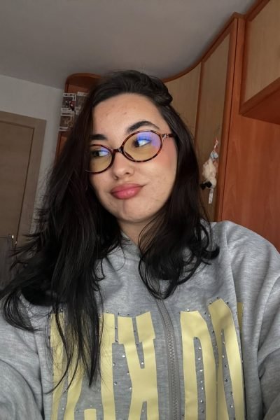 María Montero Martínez con gafas de lectura estilo casual en interior