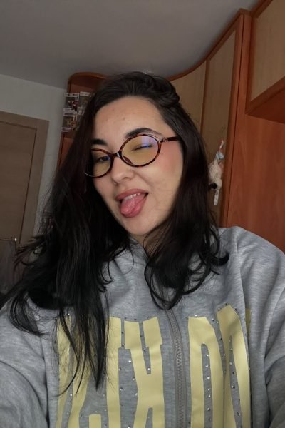 María Montero Martínez selfie divertida con gafas mostrando personalidad