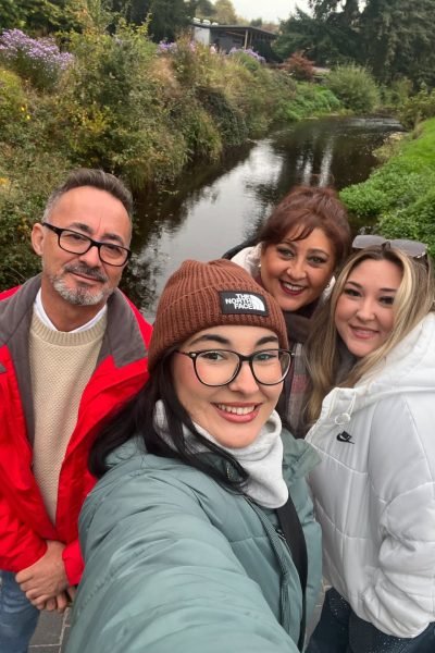 María Montero Martínez con familia al aire libre mostrando alegría y cercanía