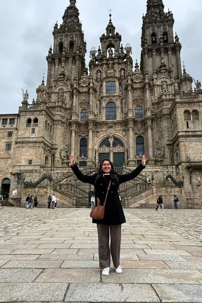 María del Carmen Ramírez, UGC creadora de contenido, en la Plaza del Obradoiro, frente a la Catedral de Santiago de Compostela.