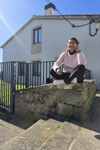 María del Carmen Ramírez, creadora UGC, relajada en una zona residencial al sol, mostrando su estilo cotidiano.