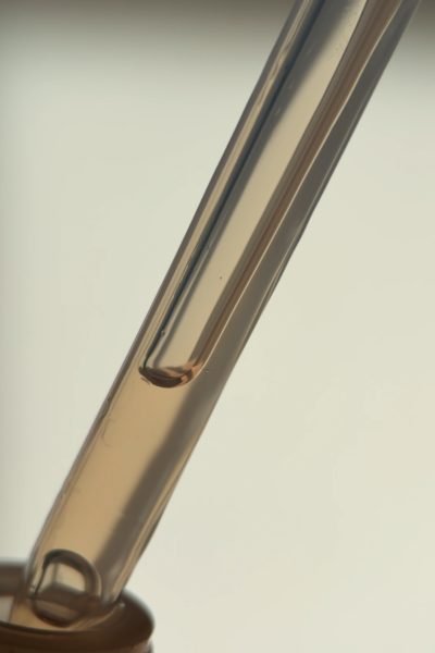 Detalle de gotero cosmético con sérum para contenido de belleza, skincare y cuidado personal.