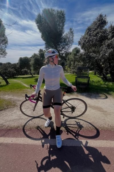 UGC Mariana Araujo practicando ciclismo de carretera al aire libre con equipamiento deportivo y bicicleta de carretera, contenido lifestyle, fitness y deporte.