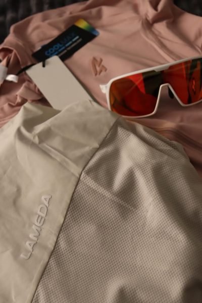 Equipamiento de ciclismo con ropa técnica, gafas deportivas y accesorios de entrenamiento mostrados por la creadora UGC Mariana Araujo.