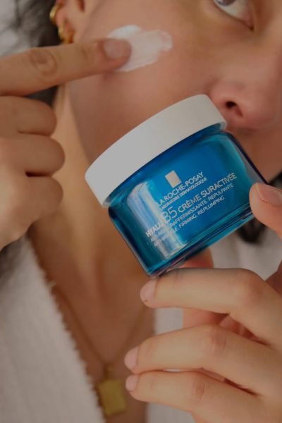Mariana Araujo aplicando crema facial de cuidado de la piel en una rutina de skincare enfocada en bienestar, salud y autocuidado.