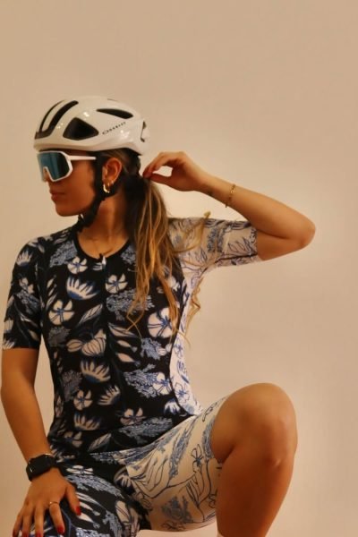 Mariana Araujo posando con equipación de ciclismo y casco deportivo para contenido UGC de deporte, fitness y salud.