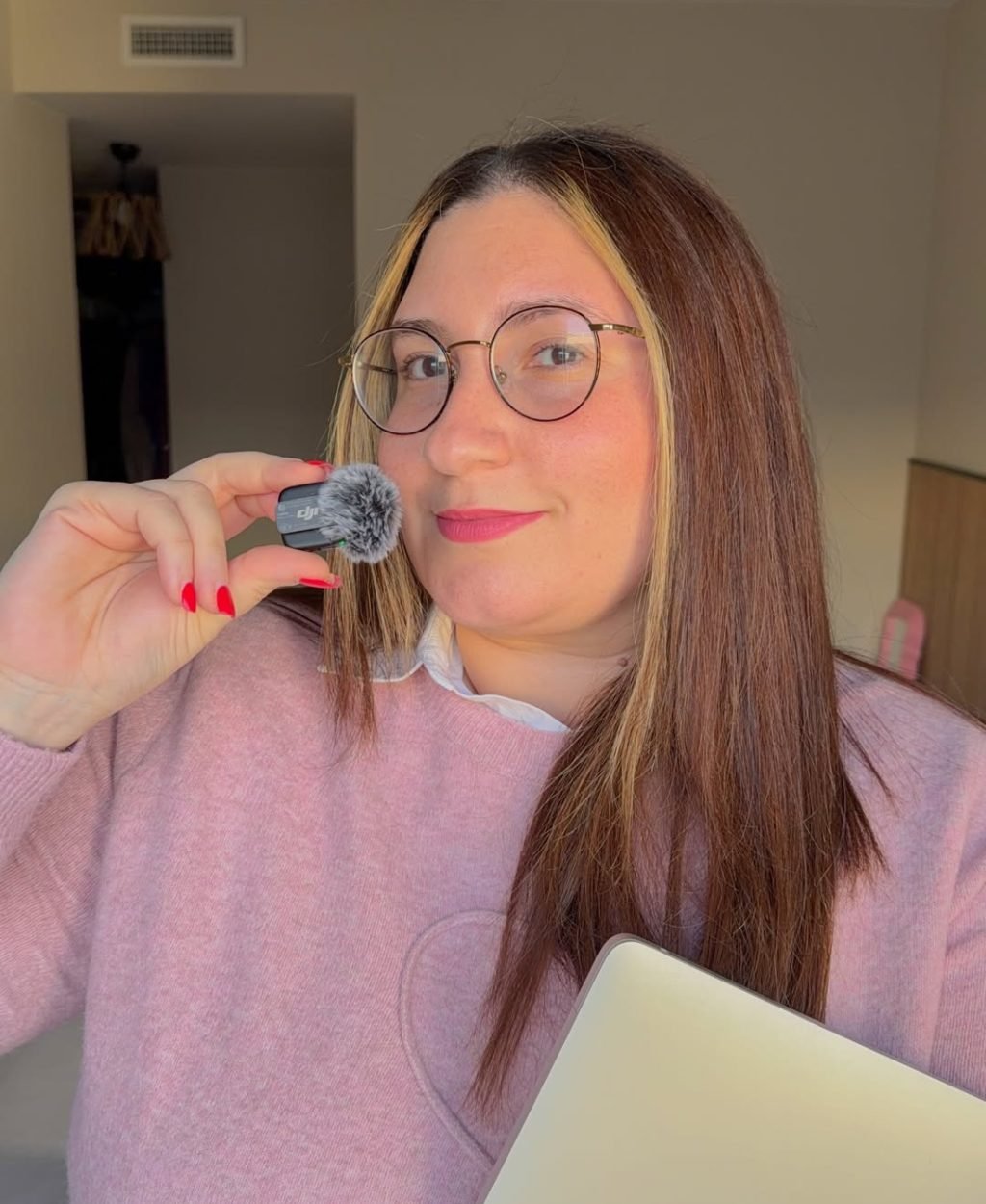 Mariana Samele creadora UGC trabajando con portátil y equipo de grabación