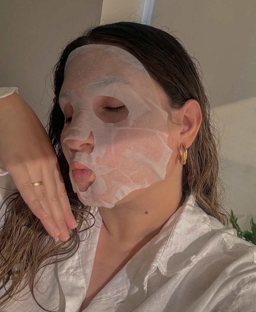 Mariana Samele con mascarilla facial disfrutando de su rutina de cuidado, contenido UGC wellness
