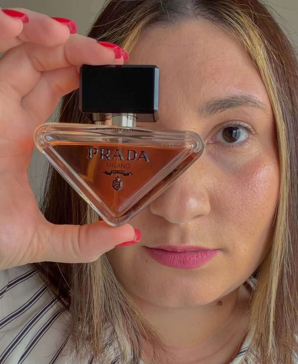 Mariana Samele mostrando perfume Prada contenido belleza UGC
