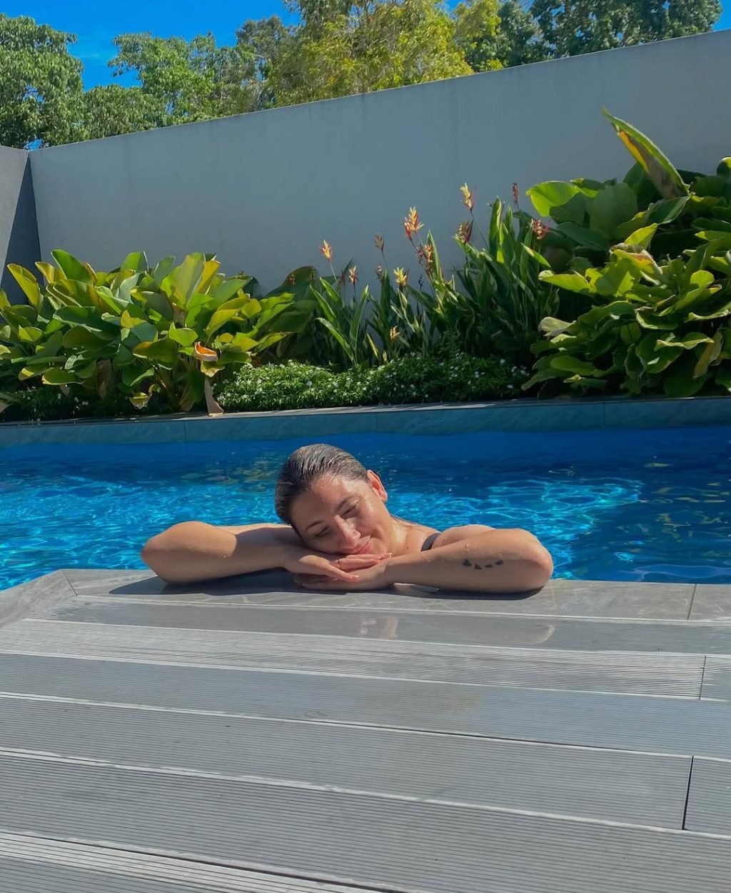 Mariana Samele relajándose en piscina en entorno natural creando contenido lifestyle UGC