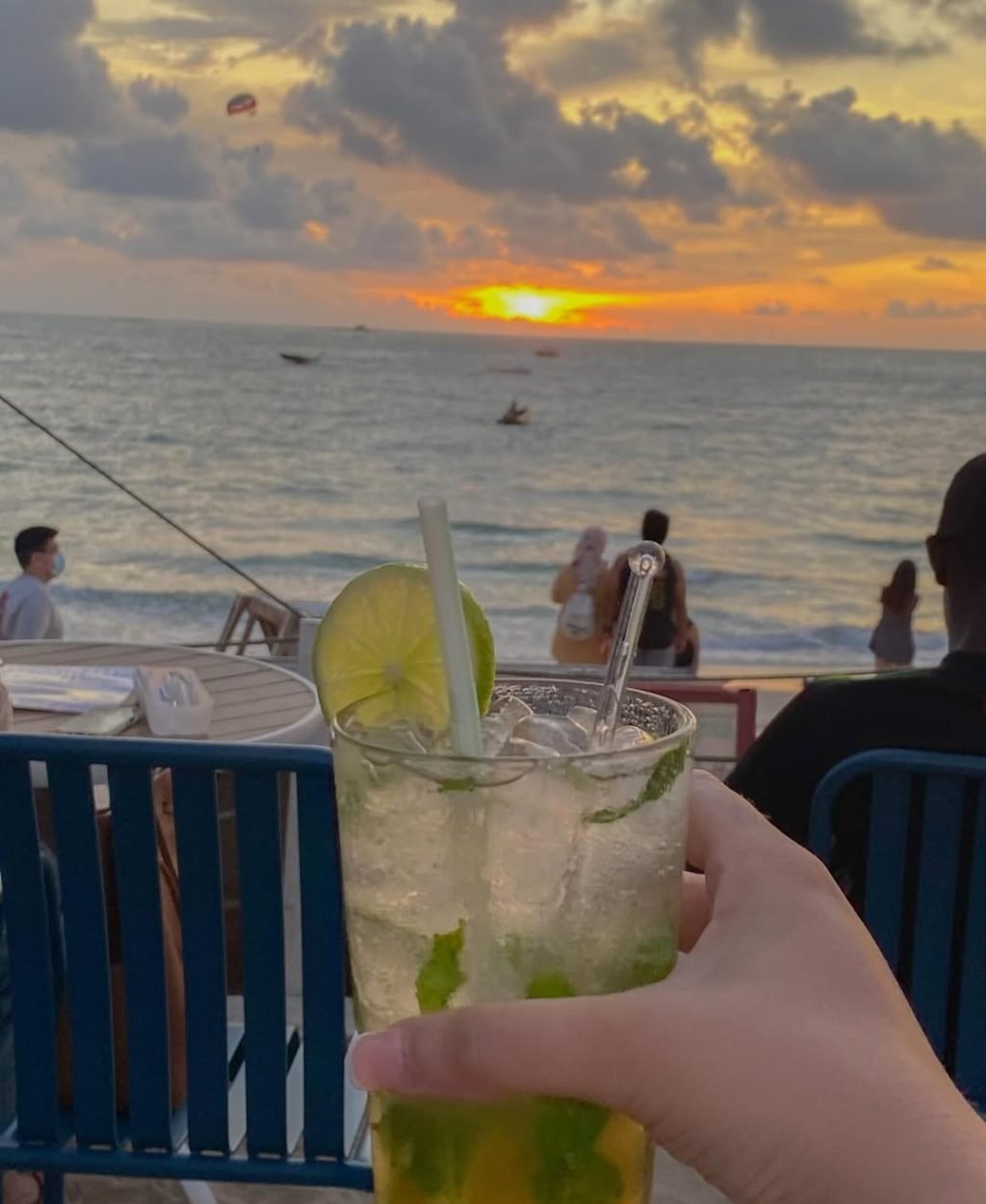 Mariana Samele bebida en playa al atardecer contenido UGC lifestyle verano