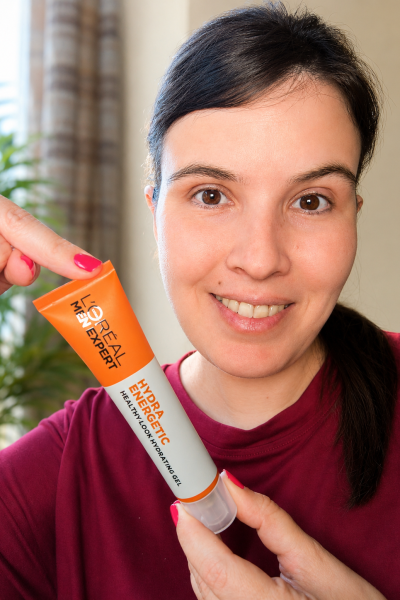 Marina García mostrando un producto hidratante facial de L'Oréal Men Expert en una colaboración UGC de cuidado personal y skincare.