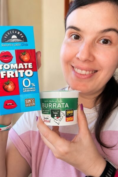Marina García mostrando productos gastronómicos como burrata italiana y tomate frito en una colaboración UGC foodie.