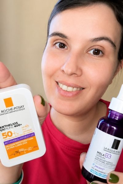 Marina García presentando productos de protección solar y tratamiento facial de La Roche-Posay en contenido UGC skincare.