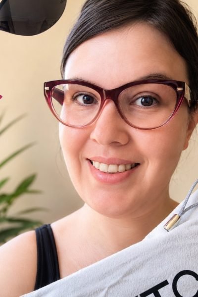 Marina García luciendo gafas graduadas en una fotografía lifestyle para contenido UGC de moda y accesorios.