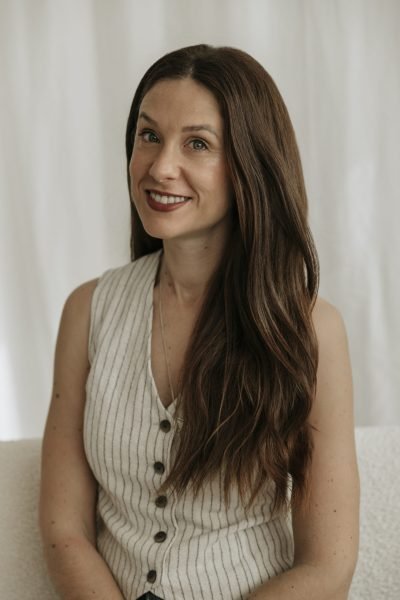 Marta Planas Mas, creadora UGC especializada en lifestyle, posando con sonrisa natural en un retrato profesional de estilo minimalista.