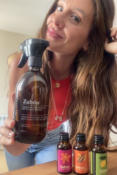Marta Planas Mas promocionando productos ecológicos de limpieza para el hogar en contenido UGC lifestyle.