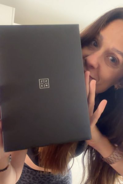 Marta Planas Mas mostrando una caja de producto en una acción de unboxing para contenido UGC lifestyle.