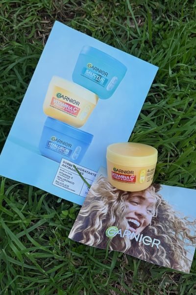 UGC Marta Salado Sánchez mostrando productos Garnier para colaboraciones de skincare y belleza – Agencia Brilla.