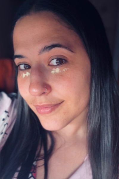 UGC Marta Salado Sánchez aplicando contorno de ojos en su rutina de skincare para colaboraciones de belleza – Agencia Brilla.