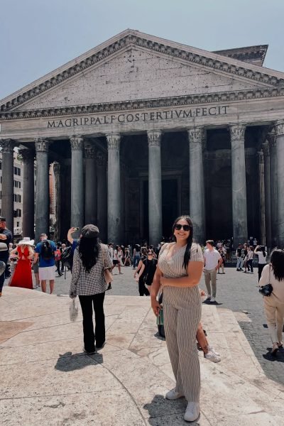 UGC Marta Salado Sánchez visitando el Panteón de Roma para contenido Travel y Lifestyle – Agencia Brilla.